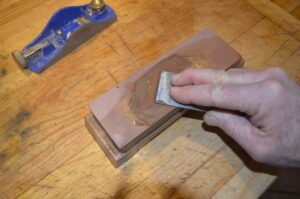 Polishing the back of a blade